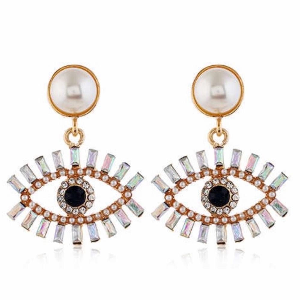 Selene Pearl Eye Earring